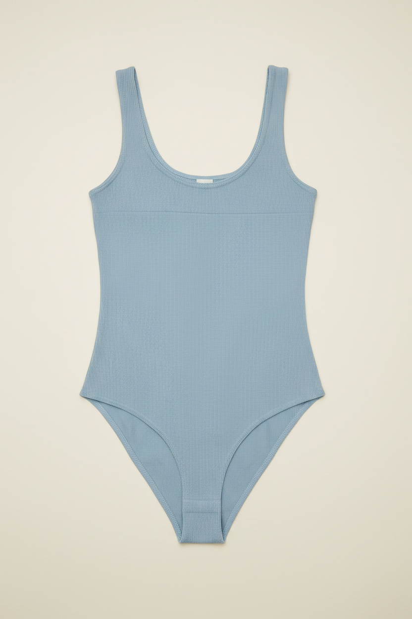 Flat lay frontal - bodysuit azul cielo rib knit - fondo ivory