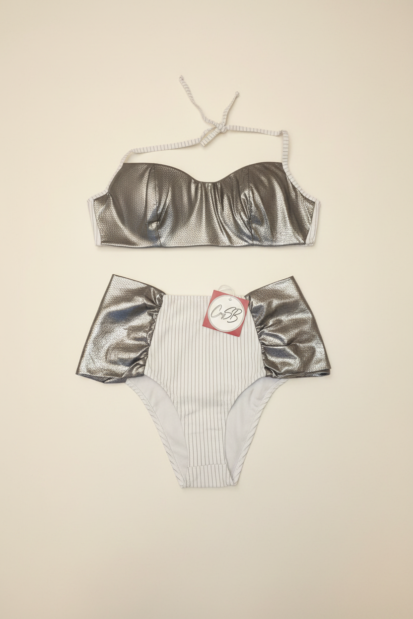 Flat lay frontal - conjunto plateado metálico y blanco rayas