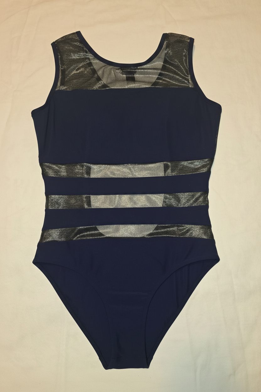 Flat lay frontal - traje azul marino metálico - fondo beige