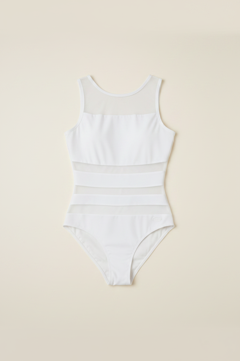 Flat lay frontal - traje blanco malla horizontal - fondo ivory