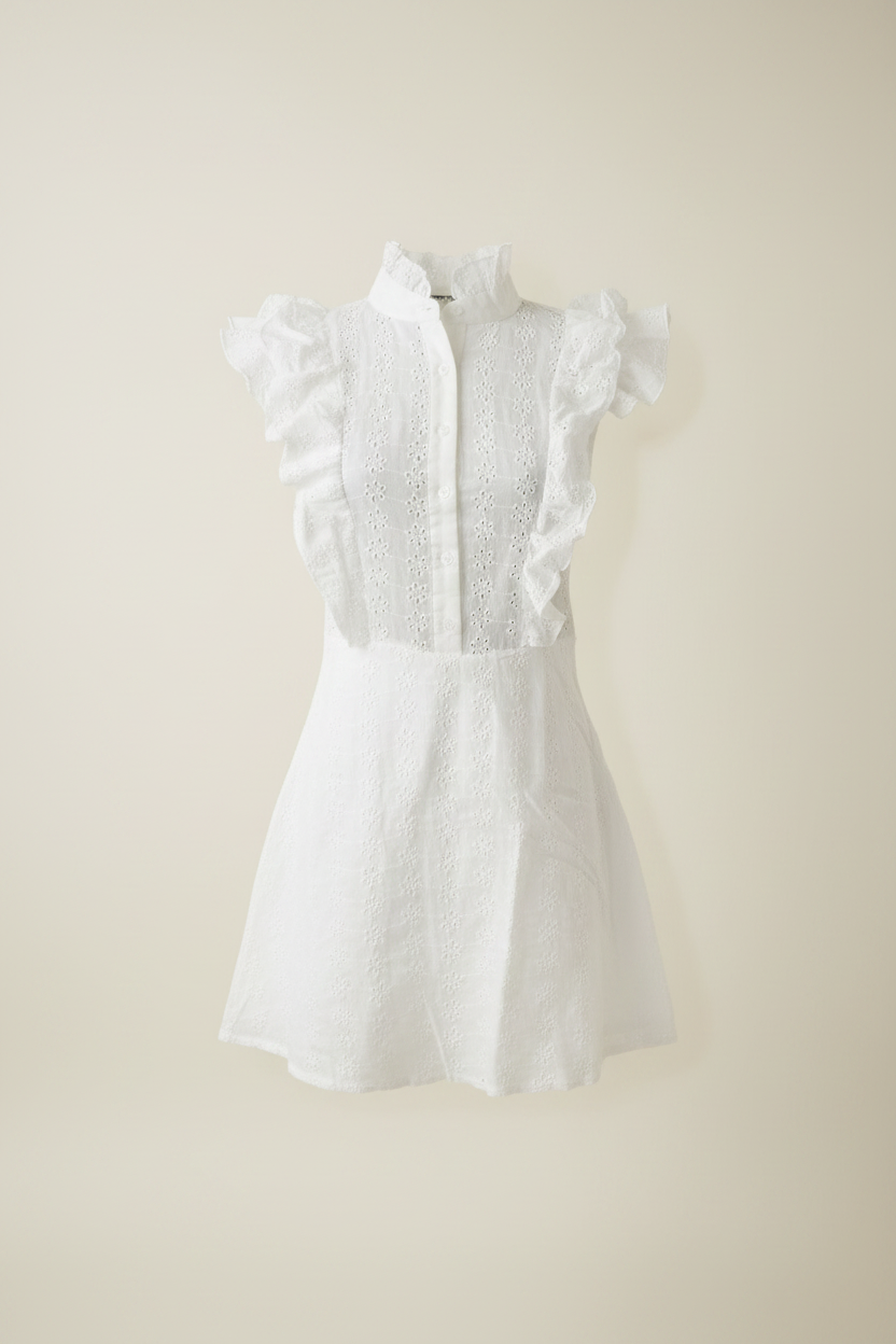 Flat lay frontal - vestido broderie blanco - fondo ivory