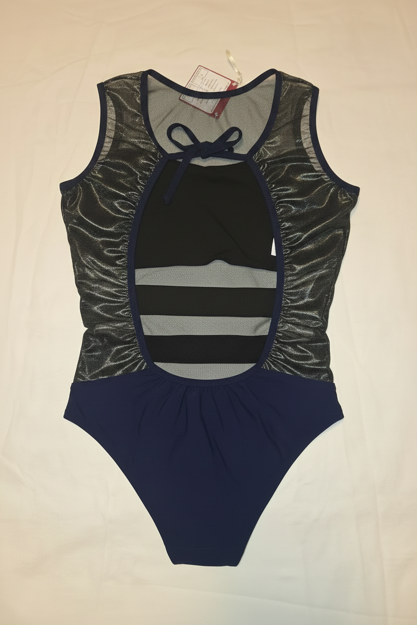Flat lay trasero - traje azul marino metálico - fondo beige