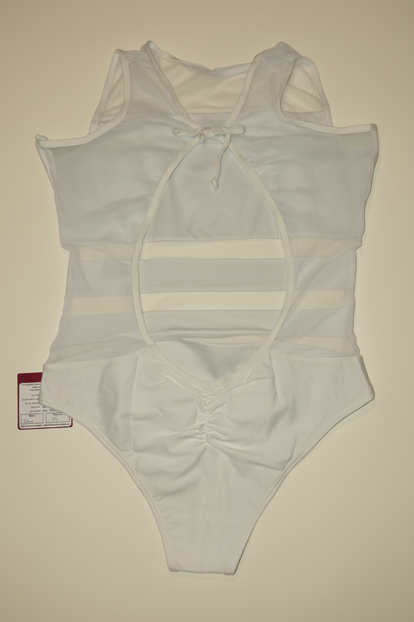 Flat lay trasero - traje blanco - fondo ivory