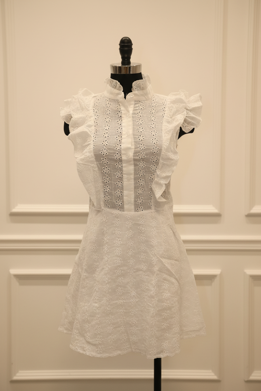 Vestido broderie blanco - maniquí frontal - interior elegante boutique